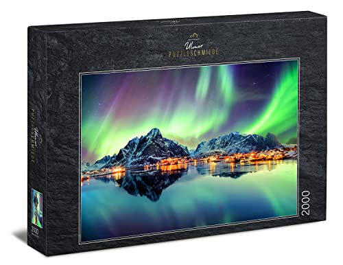 Ulmer Puzzleschmiede - Puzzle „Lichtertanz des Nordens“ - 2000 Teile Puzzle – norwegisches Puzzlemotiv mit Nordlichtern am Nachthimmel über Fischerdörfern auf Lofoten, Norwegen von Ulmer Puzzleschmiede