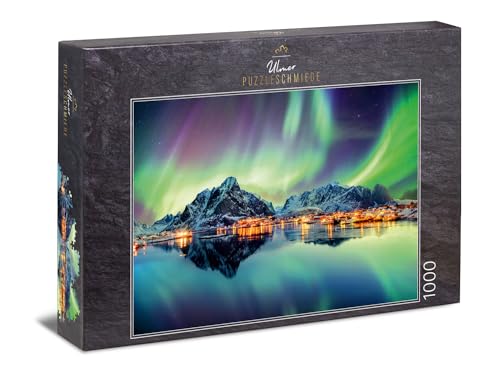 Ulmer Puzzleschmiede - Puzzle „Lichtertanz des Nordens“ - klassisches 1000 Teile Puzzle – norwegisches Puzzlemotiv mit Nordlichtern am Nachthimmel über Fischerdörfern auf Lofoten, Norwegen von Ulmer Puzzleschmiede