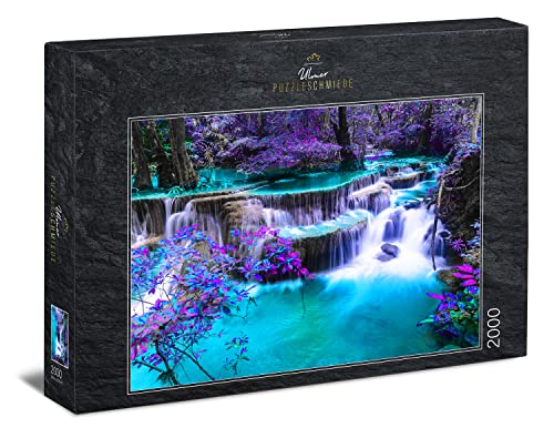 Ulmer Puzzleschmiede - Puzzle „Secret Place“ - 2000 Teile Puzzle – Puzzlemotiv eines nächtlichen Wasserfall mit mysthisch leuchtenden Farben an einem verborgenen Ort in Asien von Ulmer Puzzleschmiede