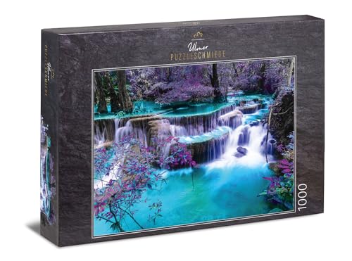 Ulmer Puzzleschmiede - Puzzle „Secret Place“ - Klassisches 1000 Teile Puzzle – Puzzlemotiv eines nächtlichen Wasserfall mit mysthisch leuchtenden Farben an einem verborgenen Ort in Asien von Ulmer Puzzleschmiede