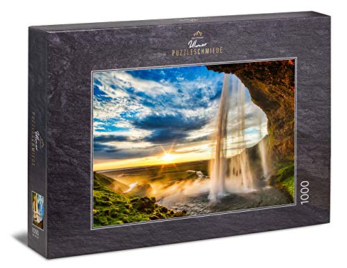 Ulmer Puzzleschmiede - Puzzle „Seljalandsfoss“– Klassisches 1000 Teile Puzzle – Puzzlemotiv von Islands spektakulärem Wasserfall vor Sonnenuntergang von Ulmer Puzzleschmiede