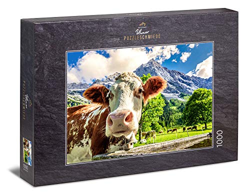 Ulmer Puzzleschmiede - Puzzle „Traum-Kuh-Lisse“ - 1000 Teile Alpen-Puzzle – die neugierige Kuh in Nahaufnahme als Fotopuzzle vor Traumhafter Berg-Kulisse im Alpenraum von Ulmer Puzzleschmiede