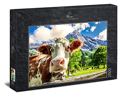 Ulmer Puzzleschmiede - Puzzle „Traum-Kuh-Lisse“ - 2000 Teile Alpen-Puzzle – die neugierige Kuh in Nahaufnahme als Fotopuzzle vor Traumhafter Berg-Kulisse im Alpenraum von Ulmer Puzzleschmiede