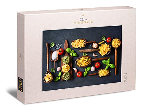 Ulmer Puzzleschmiede - Puzzle „cucina Italiana“– Klassisches 1000 Teile Puzzle – Puzzlemotiv italienische Küche mit Nudeln- und Pasta auf origineller Holzlöffel-Sammlung von Ulmer Puzzleschmiede