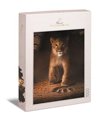 Ulmer Puzzleschmiede - Puzzle Simba“ - Der kleine Löwe als klassisches 1000 Teile Puzzle – Das süße Löwen-Baby möchte als Stammhalter in große Fußstapfen treten - Sympathisches Tierkinder-Puzzle von Ulmer Puzzleschmiede