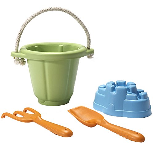 Green Toys 8645427 Sandspielzeug für Sandkasten und Strand, nachhaltiges Spielset inkl. Eimer, Schaufel, Harke und Förmchen für Kinder ab 18 Monaten, 4-teilig, grün von Green Toys