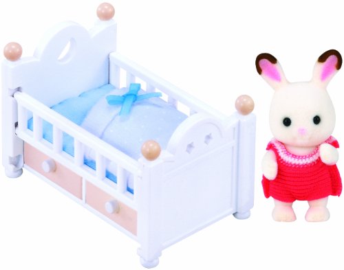 Sylvanian Families 5017 Schokoladenhasen Baby mit Babybett - Puppenhaus Spielset von Sylvanian Families