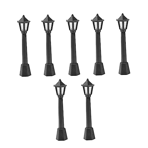 VANZACK 7 Stück Teiliges Miniatur Straßenlaternen Modellset aus Resin Schwarze Simulation Straßenlampen Micro Landschaft Figuren Dekorative Mini Haus Zubehör für Puppenhaus und Garten VANZACK 7 Stück Teiliges Miniatur Straßenlaternen Modellset aus Resin Schwarze Simulation Straßenlampen Micro Landschaft Figuren Dekorative Mini Haus Zubehör für Puppenhaus und Garten von VANZACK