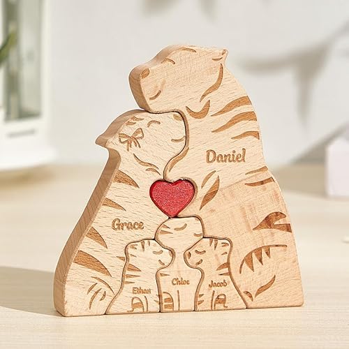 VEELU Personalisiertes Holzkunstpuzzle der Tigerfamilie mit 3-6 Namen| Holz Bär Skulpturen Desktop Ornament Home Tischdekoration, Geschenk für Familie, Muttervatertag Geburtstag VEELU Personalisiertes Holzkunstpuzzle der Tigerfamilie mit 3-6 Namen| Holz Bär Skulpturen Desktop Ornament Home Tischdekoration, Geschenk für Familie, Muttervatertag Geburtstag von VEELU