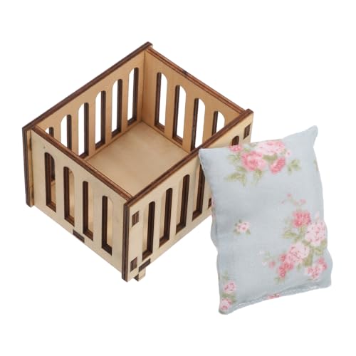 Vaguelly Maßstab Holz Krippe mit Bettwäsche Detailreiches Mini Schlafzimmer Zubehör Langlebiges DIY Puppenmöbel für Spiel und Mini Haus Dekoration Vaguelly Maßstab Holz Krippe mit Bettwäsche Detailreiches Mini Schlafzimmer Zubehör Langlebiges DIY Puppenmöbel für Spiel und Mini Haus Dekoration von Vaguelly