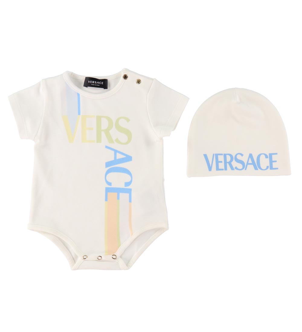 Versace Geschenkbox - Mütze/Body k/ä - Weiß/Hellblau m. Logo - Versace - 9-12 mt - Body K/Ä Versace Geschenkbox - Mütze/Body k/ä - Weiß/Hellblau m. Logo - Versace - 9-12 mt - Body K/Ä von Versace