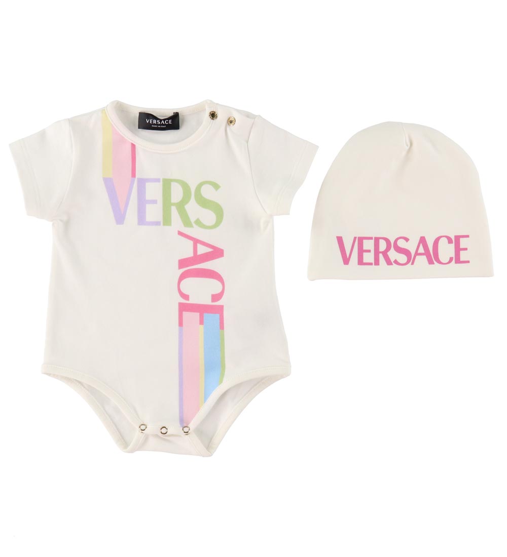 Versace Geschenkbox - Mütze/Body k/ä - Weiß/Pink m. Logo - Versace - 12-18 mt - Body K/Ä Versace Geschenkbox - Mütze/Body k/ä - Weiß/Pink m. Logo - Versace - 12-18 mt - Body K/Ä von Versace