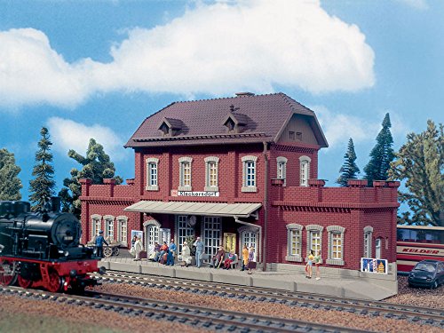 Vollmer Bahnhof Kleckersdorf H0 Modellbausatz für Kinder, Fantasie-Spieler, unisex, 310x103x135 mm (H0 scale) von Vollmer