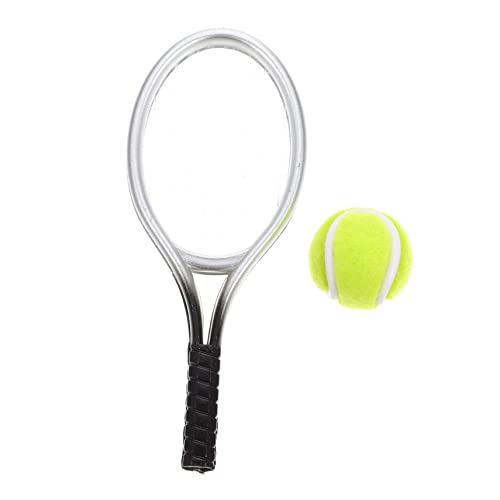 WESIEVYA Mini Tennis Racket Set Für Puppenhaus 1 Set Miniatur Tennisschläger Und Tennisball Als Deko Accessoire Für Mini Häuser Perfekte Geschenkidee Für Sportliebhaber Und von WESIEVYA