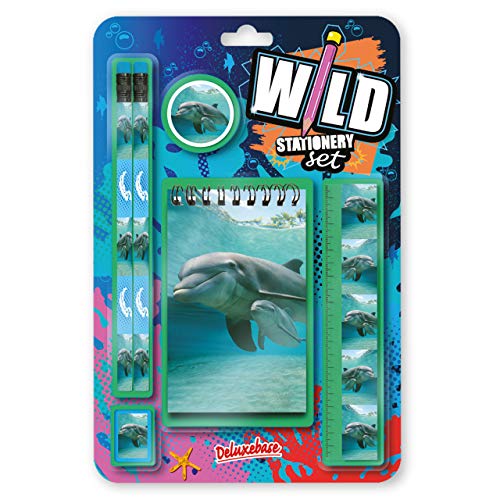 Wild Stationery Deluxebase Delfin Set – Dieses lustige Schulbedarf-Set enthält 2 Bleistifte, einen Radiergummi, einen Anspitzer, EIN Lineal und EIN Notizbuch, Schreibwaren-Set von Wild Stationery