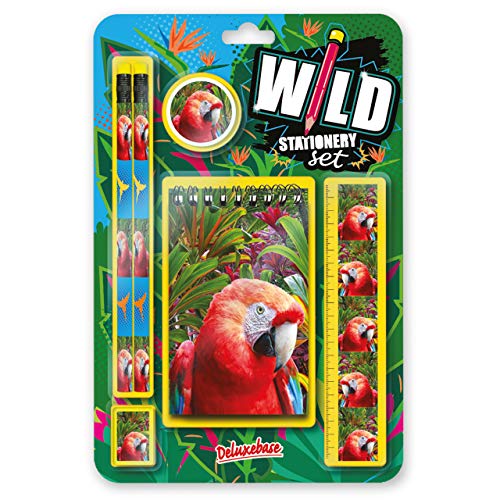 Wild Stationery Set - Papagei von Deluxebase. Diese niedlichen Stationären Schulsets für Mädchen und Jungen enthalten 2 Bleistifte, Radiergummi, Spitzer, Lineal und Notizbuch von Deluxebase