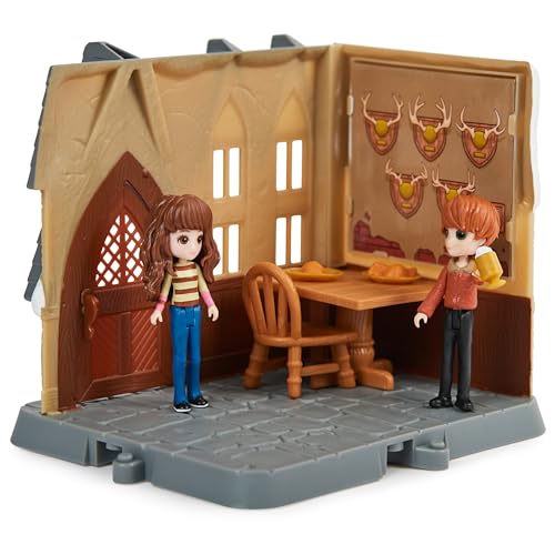 WIZARDING WORLD Harry Potter – Playset die DREI magischen Besen Mini Set Magisches Universum Pension Die DREI Besen mit 2 exklusiven Figuren und 5 Zubehörteilen – Spielzeug für Kinder ab 6 Jahren von Wizarding World