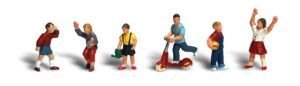 Woodland Scenics A2182 sechs spielende Kinder mit Roller und Ball Spielplatz Spur N 1:160 N Scale Children von Woodland Scenics