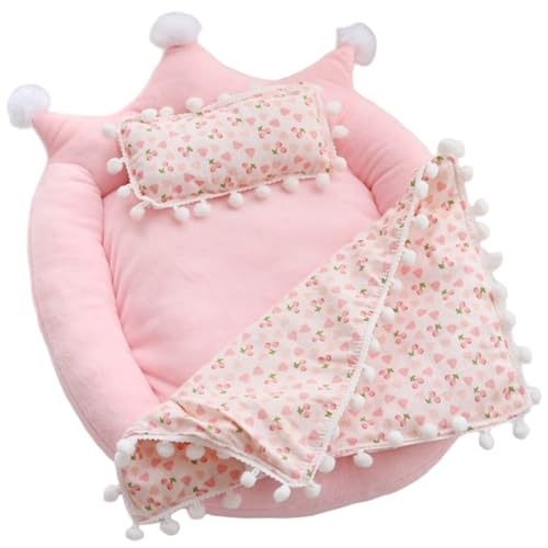 Xoeryoy Puppenbett, süße Kronenform Spielzeugbett mit Kirschmusterkissen und Decke für 20 cm Puppe, Puppenhauszubehör Xoeryoy Puppenbett, süße Kronenform Spielzeugbett mit Kirschmusterkissen und Decke für 20 cm Puppe, Puppenhauszubehör von Xoeryoy