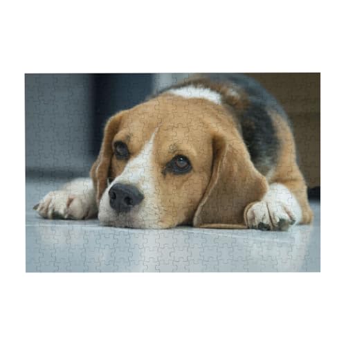 Niedlicher Beagle-Hund liegt auf dem Boden, Puzzle 300 Teile Holzpuzzle Spielzeug Familienspiel Wanddekoration für Erwachsene Teenager von YWSOTRE