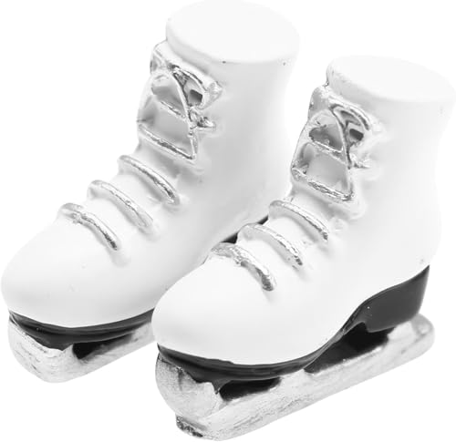 White Dollhouses Miniature Ice Skates - Miniature White Roller Skates Miniature Scale Accessory Roller Shoes Winter Sports Shoes, Realistic Skating Shoes for Playhouse Decor Dollhouse Accessories von YuanHolumid