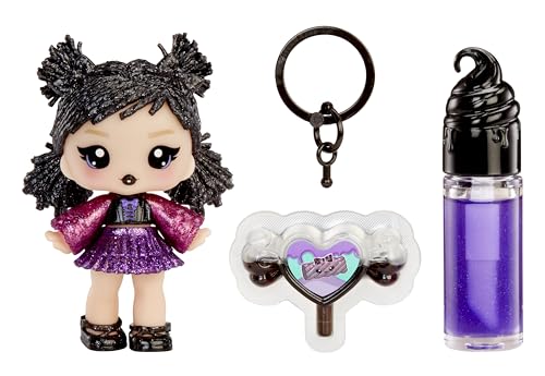 Yummiland Lip Gloss Doll: Sour Sweeties - Blake Licorice - Enthält 1 Puppe, DIY-Lipgloss + Abnehmbaren Schlüsselanhänger, Kosmetik-Spiel, Sammlerstück, Geeignet für Kinder ab 4 Jahren Yummiland Lip Gloss Doll: Sour Sweeties - Blake Licorice - Enthält 1 Puppe, DIY-Lipgloss + Abnehmbaren Schlüsselanhänger, Kosmetik-Spiel, Sammlerstück, Geeignet für Kinder ab 4 Jahren von Yummiland