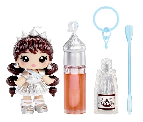 Yummiland x Licensed Sweets Lip Gloss Doll: Hershey’s Kisses - Coco Kisses - Enthält 1 Puppe, DIY-Lipgloss + Abnehmbaren Schlüsselanhänger, Kosmetik-Spiel, Sammlerstück, Für Kinder ab 4 Jahren Yummiland x Licensed Sweets Lip Gloss Doll: Hershey’s Kisses - Coco Kisses - Enthält 1 Puppe, DIY-Lipgloss + Abnehmbaren Schlüsselanhänger, Kosmetik-Spiel, Sammlerstück, Für Kinder ab 4 Jahren von Yummiland