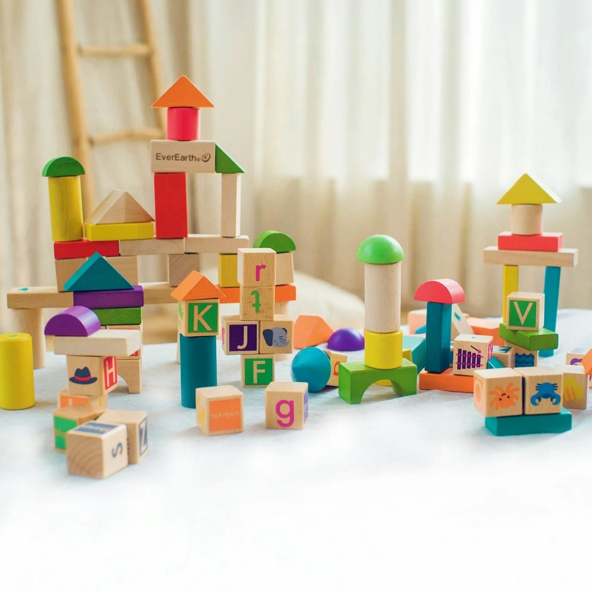 80 Holzbausteine mit Motiven und Buchstaben 80 Holzbausteine mit Motiven und Buchstaben