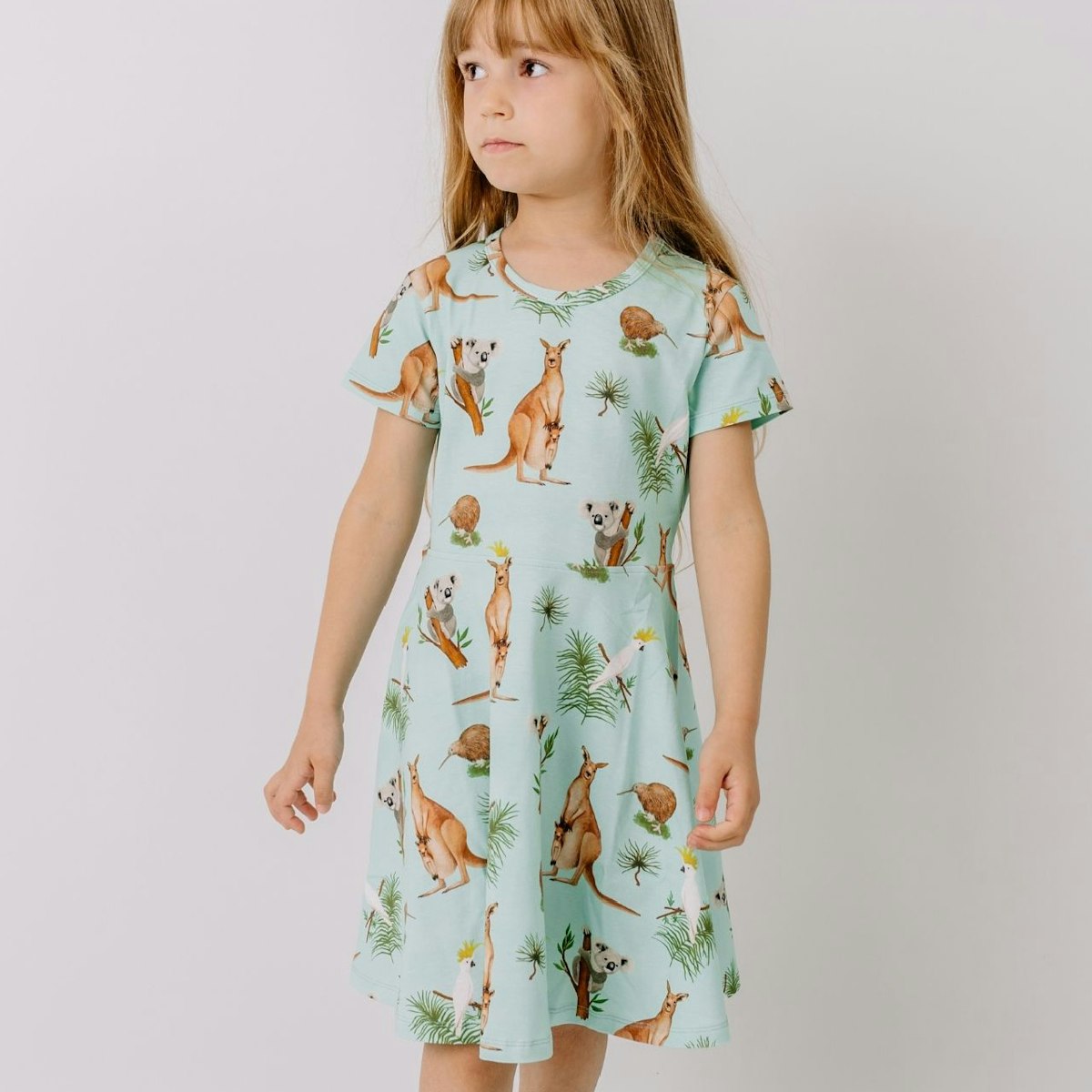 Ausgestelltes Kurzarmkleid australische Tiere hellblau 104 Ausgestelltes Kurzarmkleid australische Tiere hellblau 104