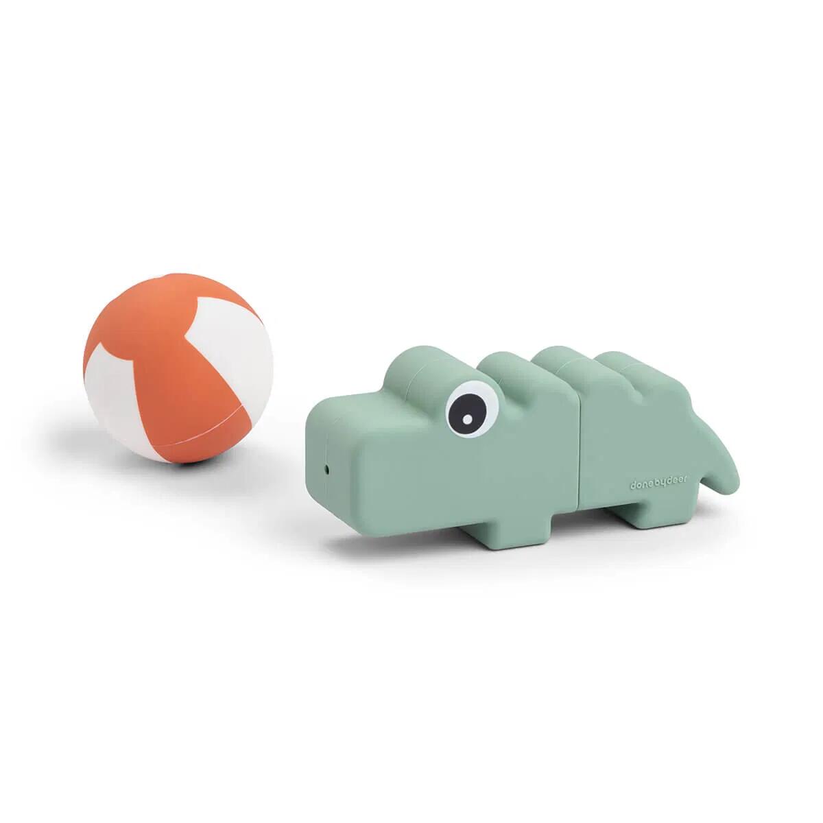 Done By Deer - Badetier / Krokodil mit Ball Done By Deer - Badetier / Krokodil mit Ball