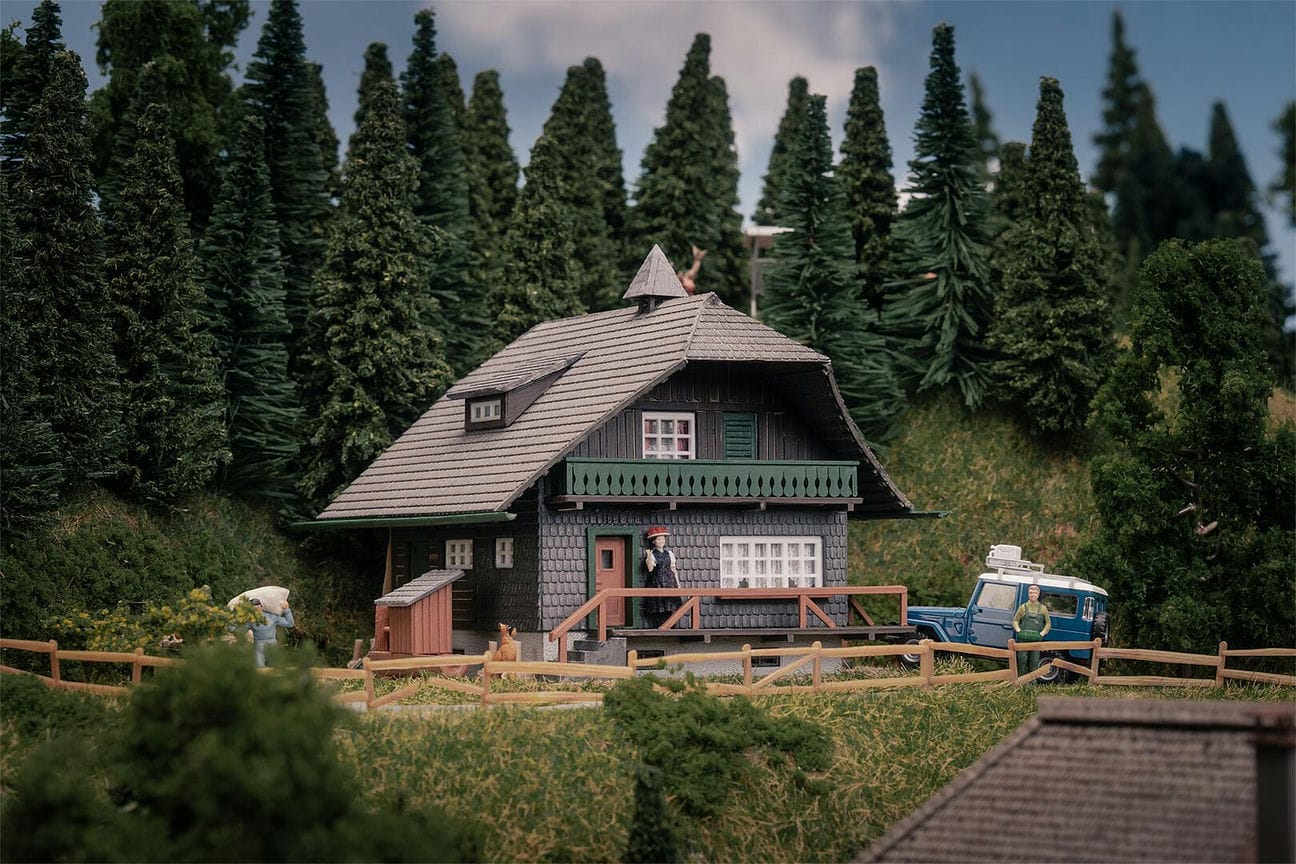 Faller Schwarzwaldhaus mit Figur Jubiläumsmodell H0 1:87 130010 Modelleisenbahn Faller Schwarzwaldhaus mit Figur Jubiläumsmodell H0 1:87 130010 Modelleisenbahn