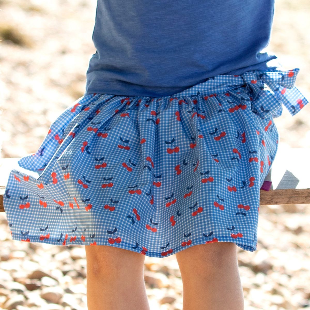 Flatternder Skort blau mit Kirschen 158/164 Flatternder Skort blau mit Kirschen 158/164