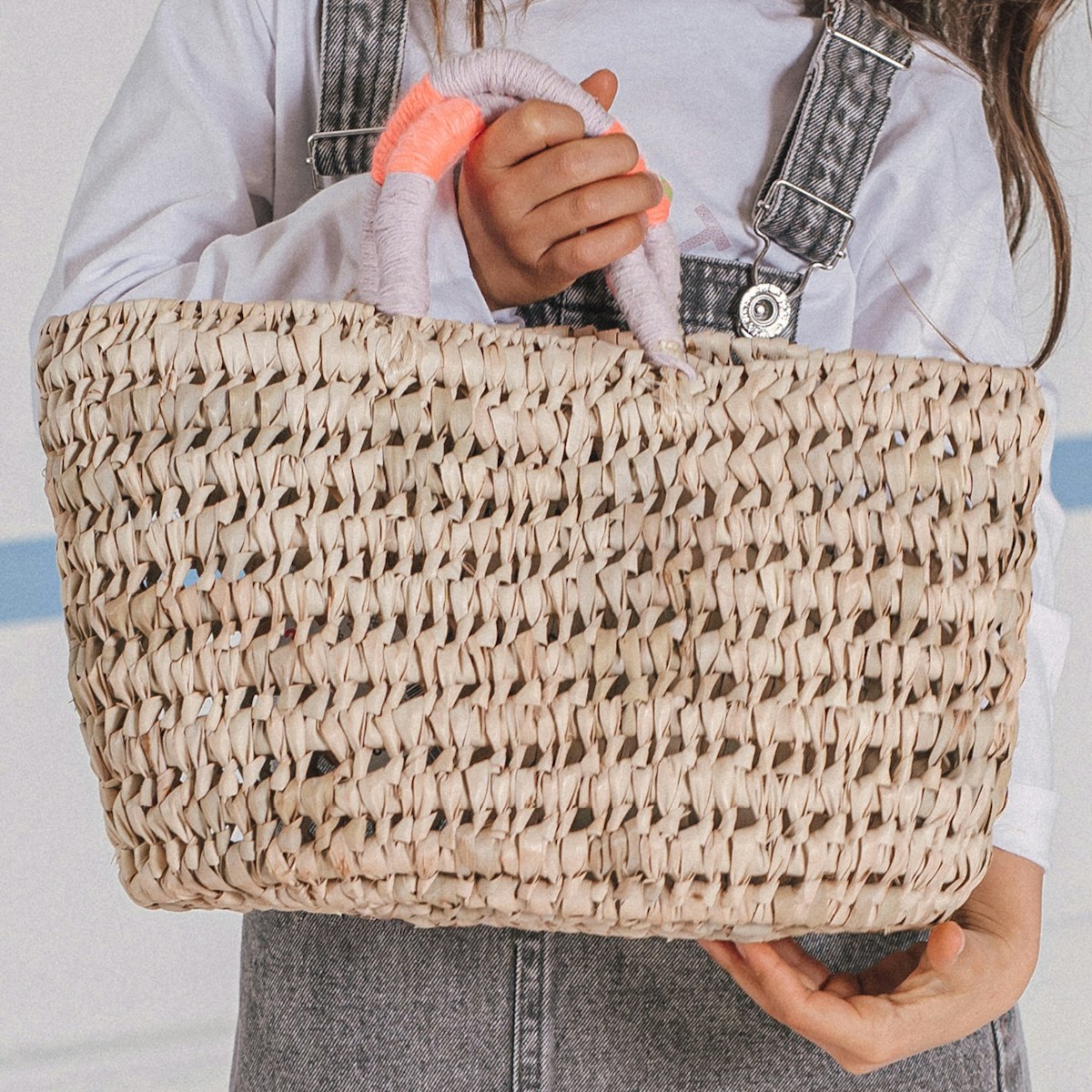 Handgefertigter Einkaufskorb aus Palmblättern pink Handgefertigter Einkaufskorb aus Palmblättern pink
