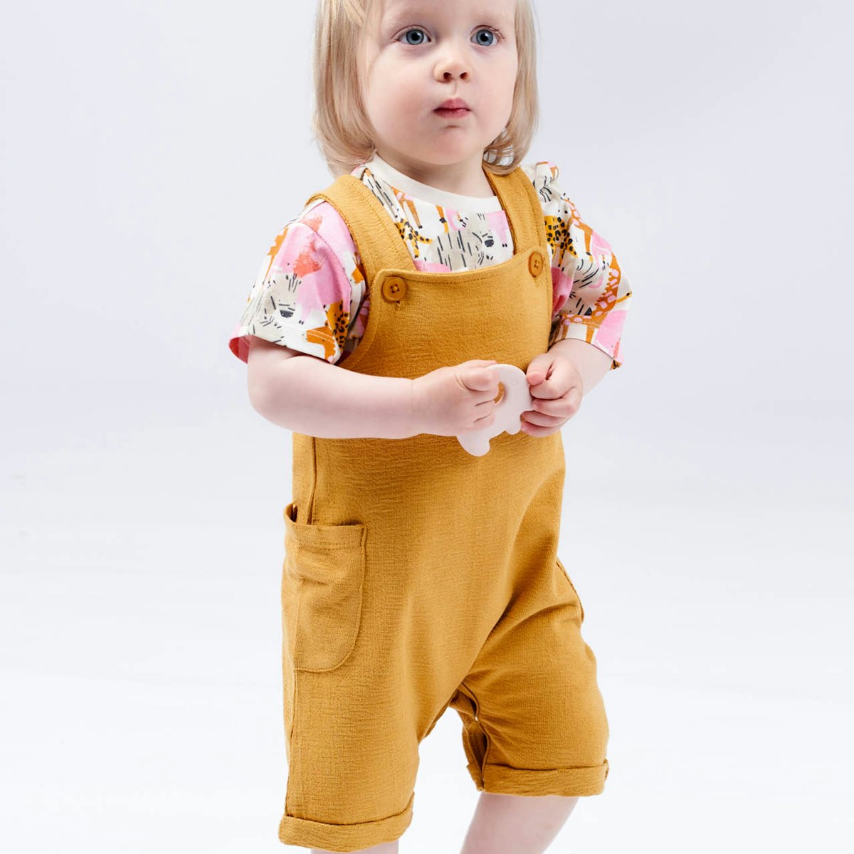 Leichte Sommer-Sweat Latzhose uni senf-gelb 50/56 Leichte Sommer-Sweat Latzhose uni senf-gelb 50/56