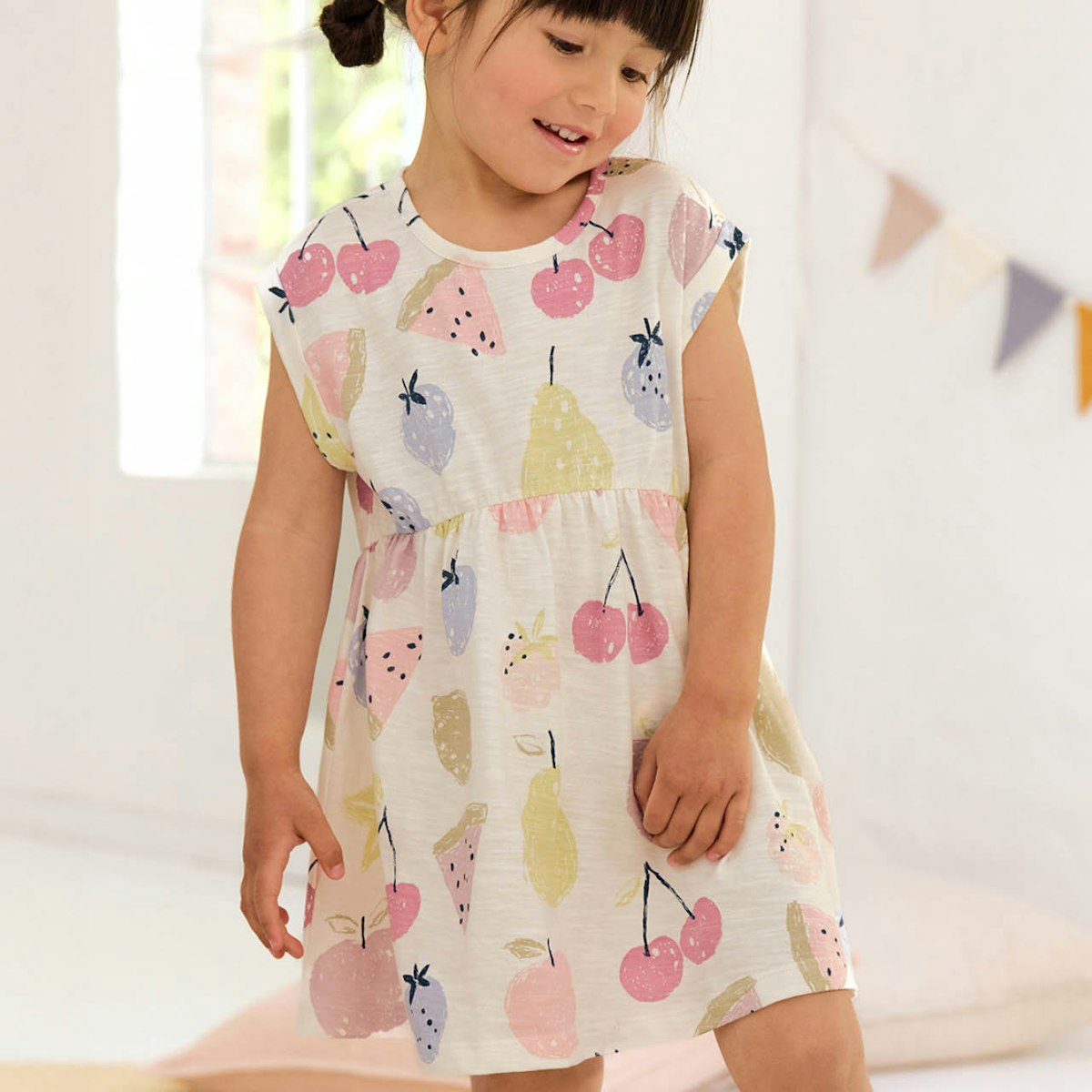 Luftiges Kleid kurzarm weiss mit Früchten 86/92 Luftiges Kleid kurzarm weiss mit Früchten 86/92