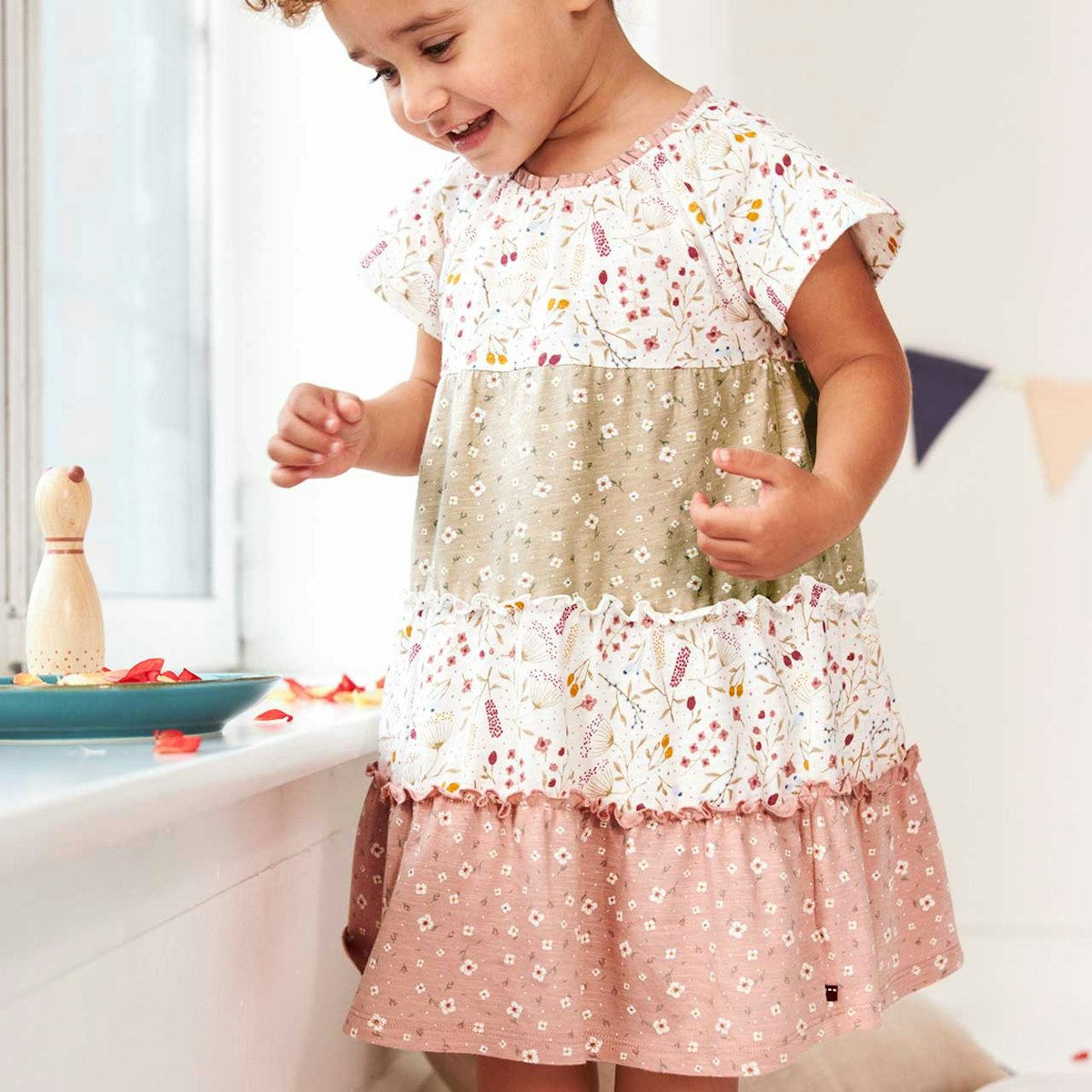 Luftiges Stufenkleid kurzarm Blümchen rosa-beige 62/68 Luftiges Stufenkleid kurzarm Blümchen rosa-beige 62/68