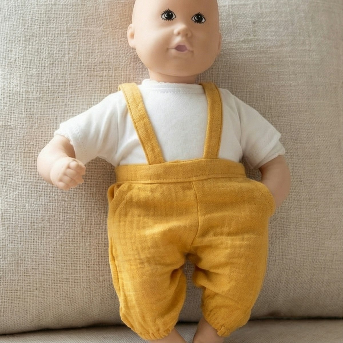 Puppen Latzhose m. Shirt 28-35cm honiggelb, Bio-Baumwolle Puppen Latzhose m. Shirt 28-35cm honiggelb, Bio-Baumwolle