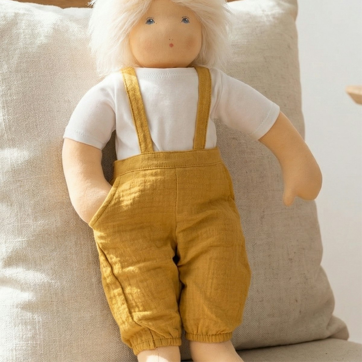 Puppen Latzhose m. Shirt 35-45cm honiggelb, Bio-Baumwolle Puppen Latzhose m. Shirt 35-45cm honiggelb, Bio-Baumwolle