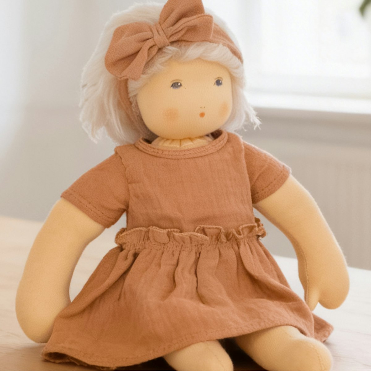 Puppenkleid 35-45cm mit Haarband karamell, Bio-Baumwolle Puppenkleid 35-45cm mit Haarband karamell, Bio-Baumwolle