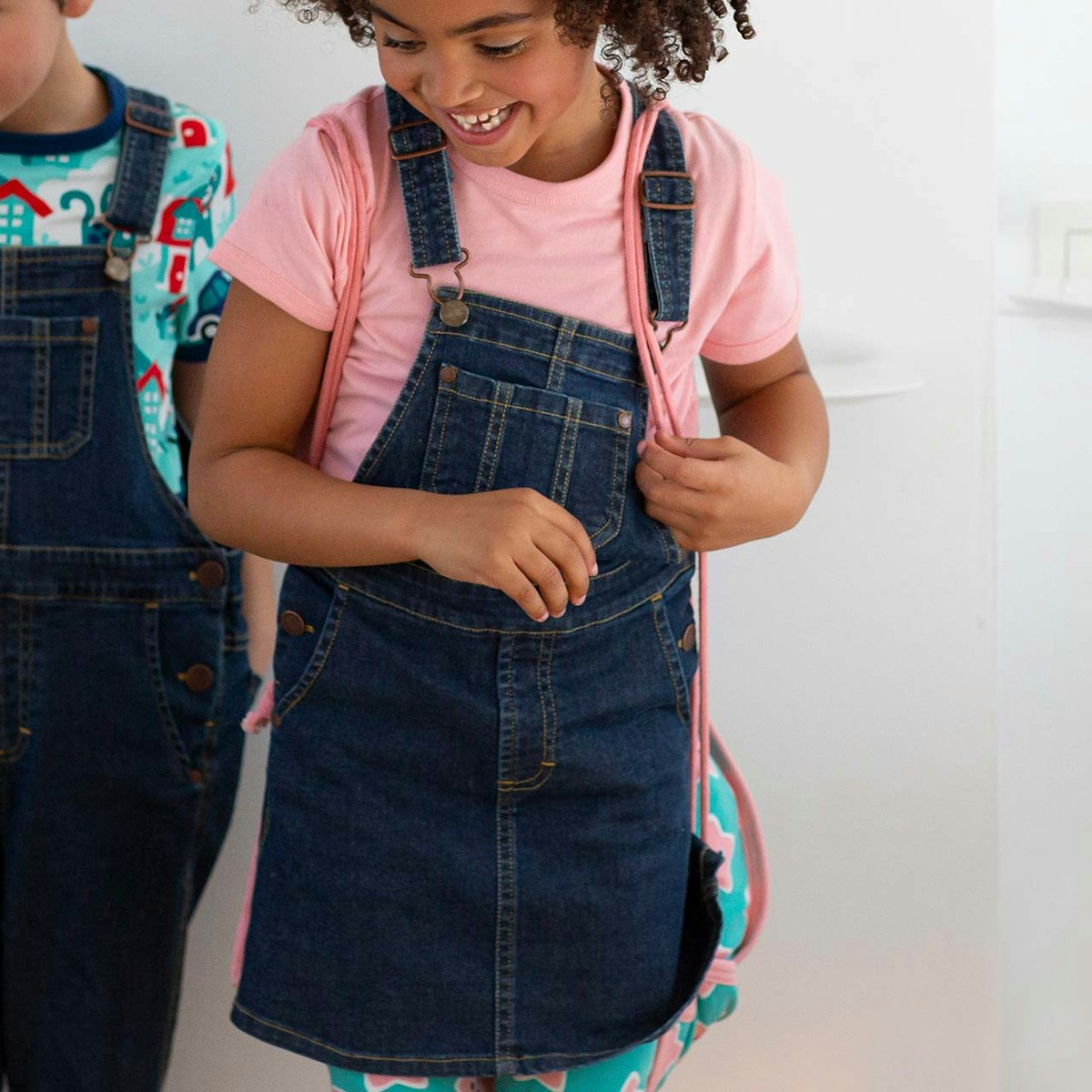 Robustes Latzkleid mittlere Waschung 110/116 Robustes Latzkleid mittlere Waschung 110/116