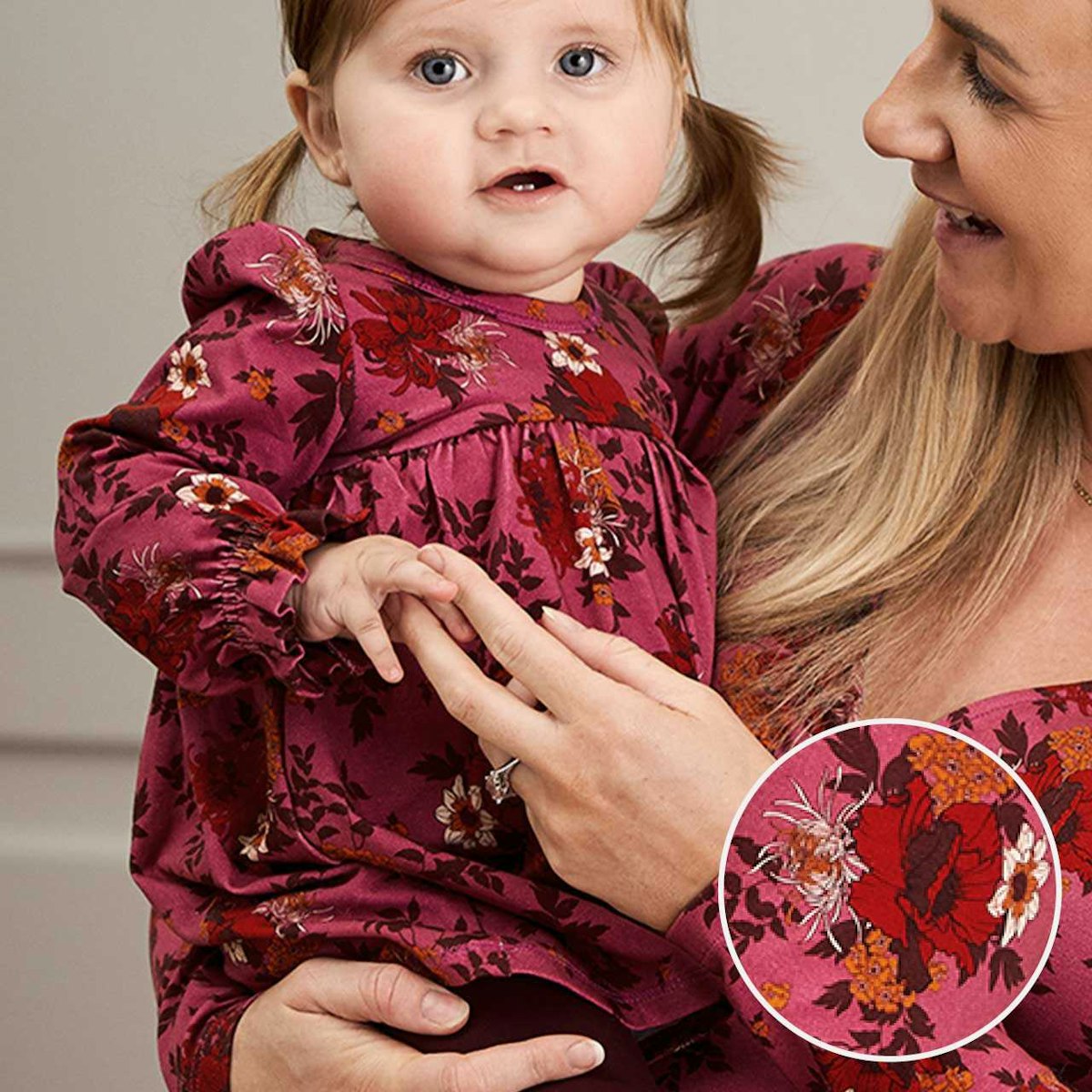 Schickes Bodykleid Blümchen violett 98 Schickes Bodykleid Blümchen violett 98