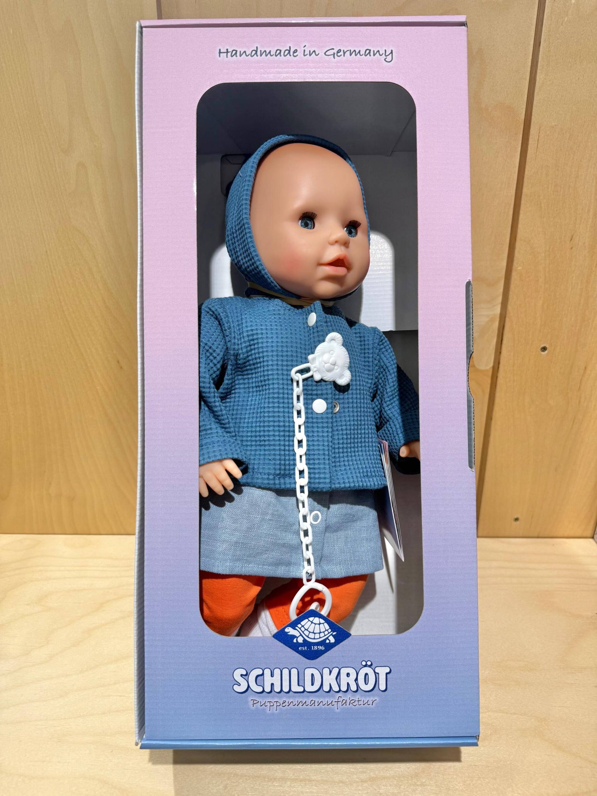 Schildkröt Puppen - Baby Amy blaue Augen, blaue Jacke und Rock, orange Leggins Schildkröt Puppen - Baby Amy blaue Augen, blaue Jacke und Rock, orange Leggins