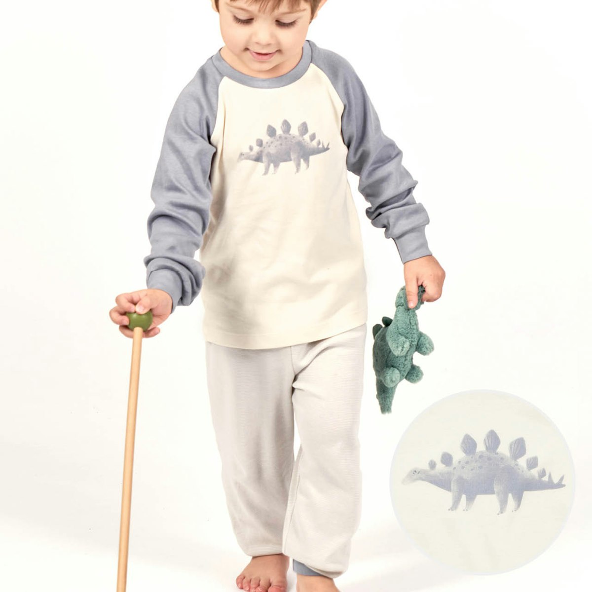 Schlafanzug Arm- und Fussbündchen - Dino taubengrau 104/110 Schlafanzug Arm- und Fussbündchen - Dino taubengrau 104/110