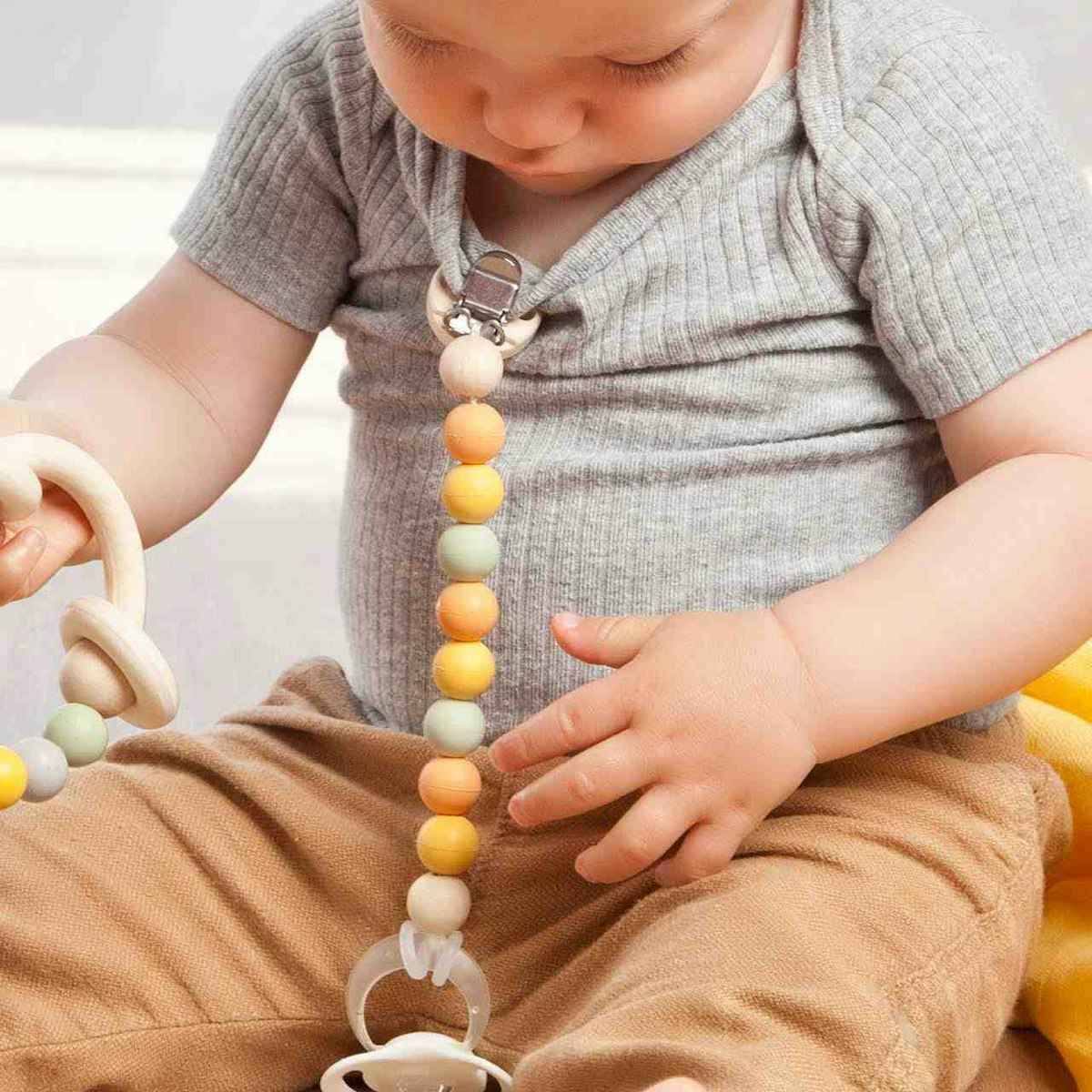 Schnullerkette Kautschuk- und Holzperlen gelb Schnullerkette Kautschuk- und Holzperlen gelb