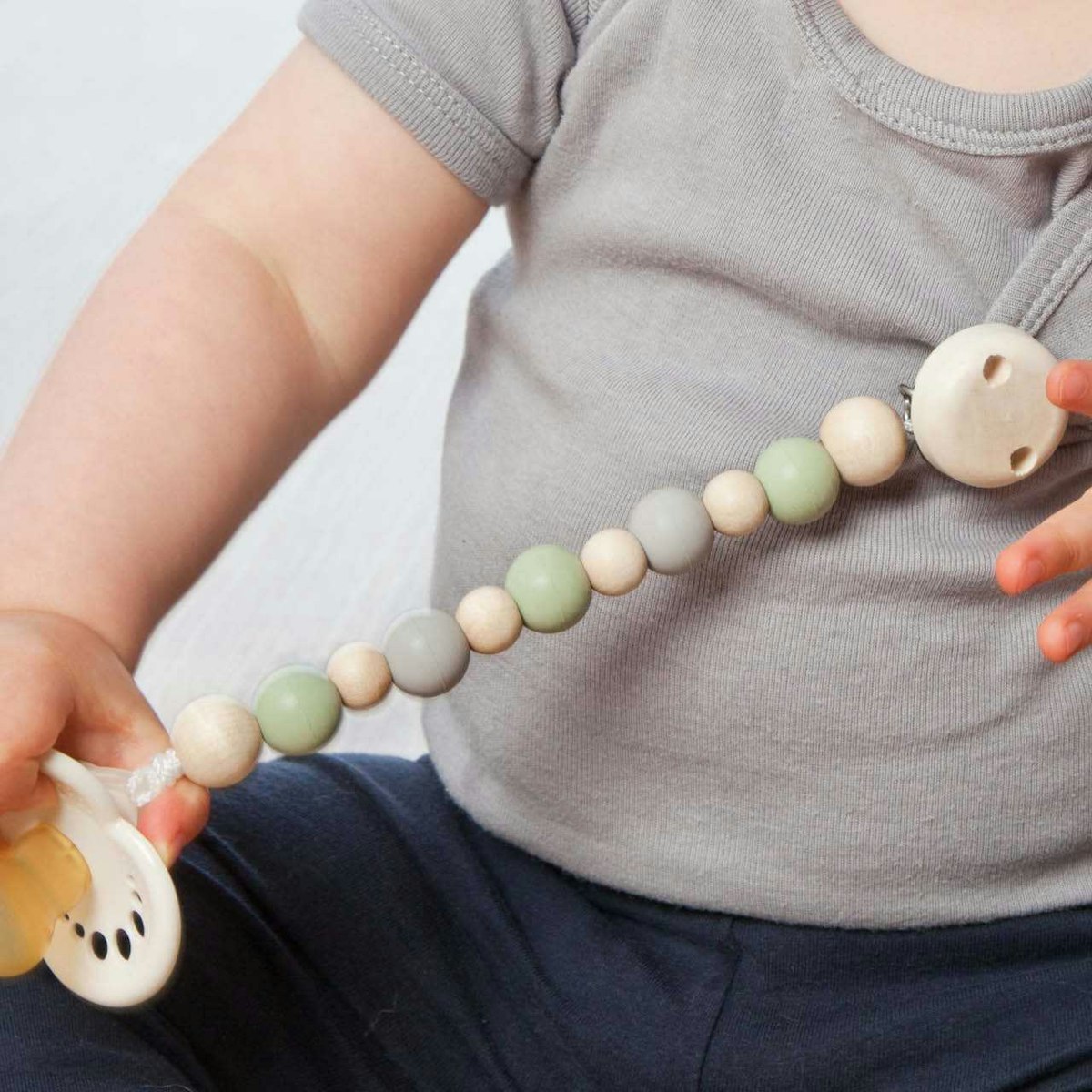 Schnullerkette Kautschuk- und Holzperlen grün Schnullerkette Kautschuk- und Holzperlen grün