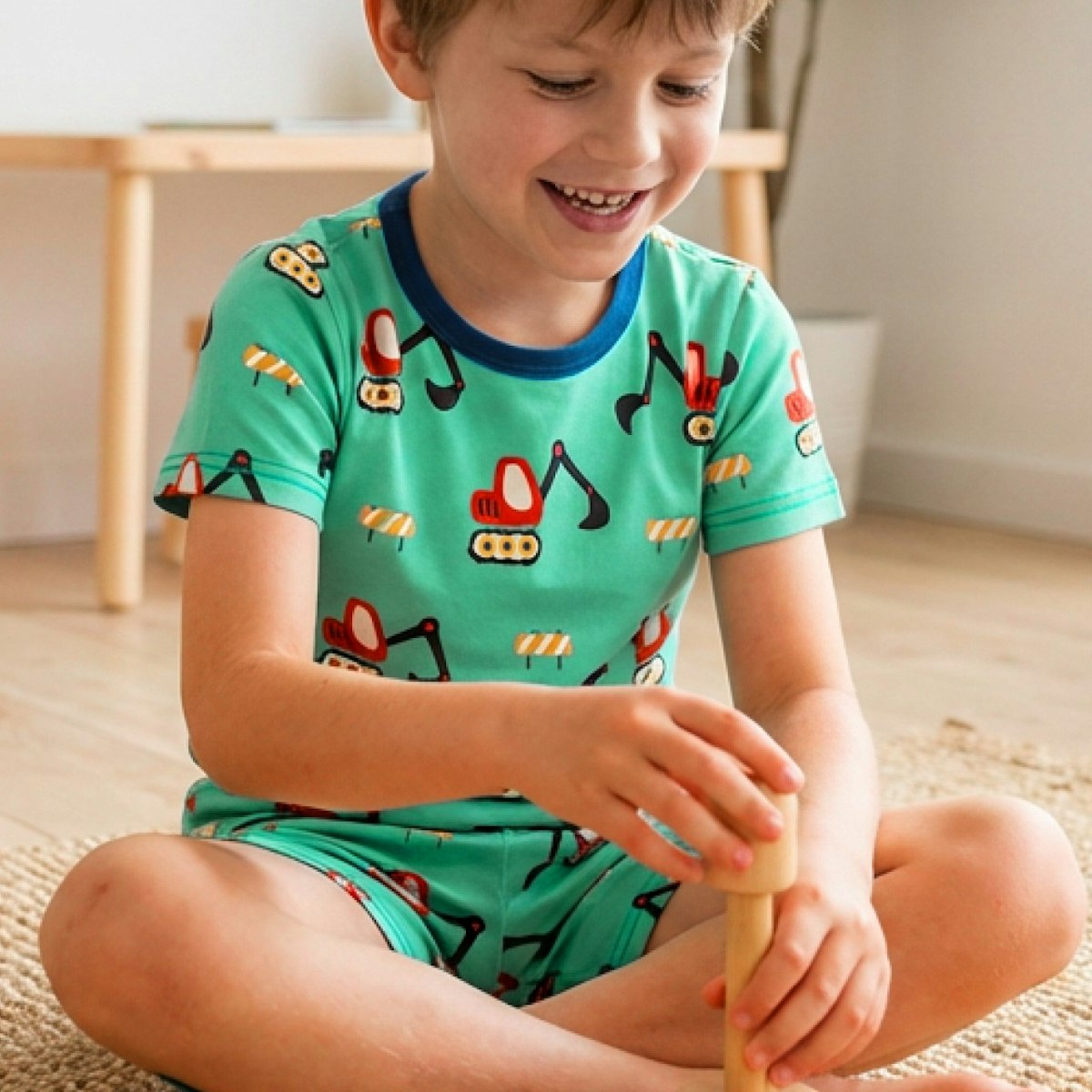 Sommerlicher Schlafanzug kurzam Bagger hellgrün 134/140 Sommerlicher Schlafanzug kurzam Bagger hellgrün 134/140