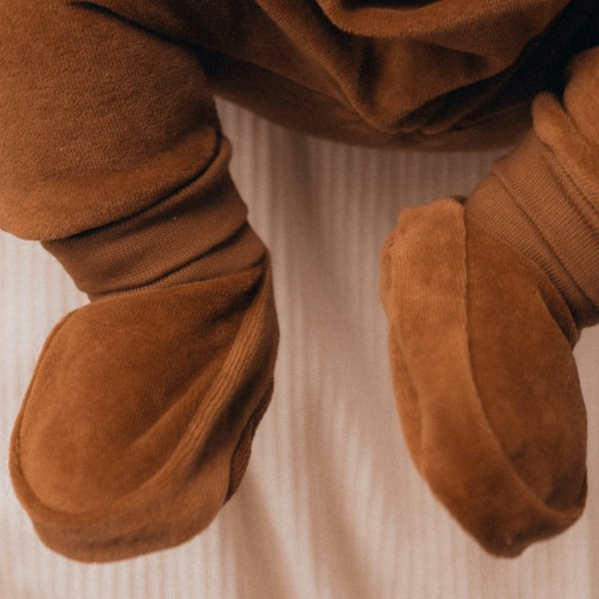 Velours Babyschuhe aus Bio Baumwolle caramel 10 Velours Babyschuhe aus Bio Baumwolle caramel 10