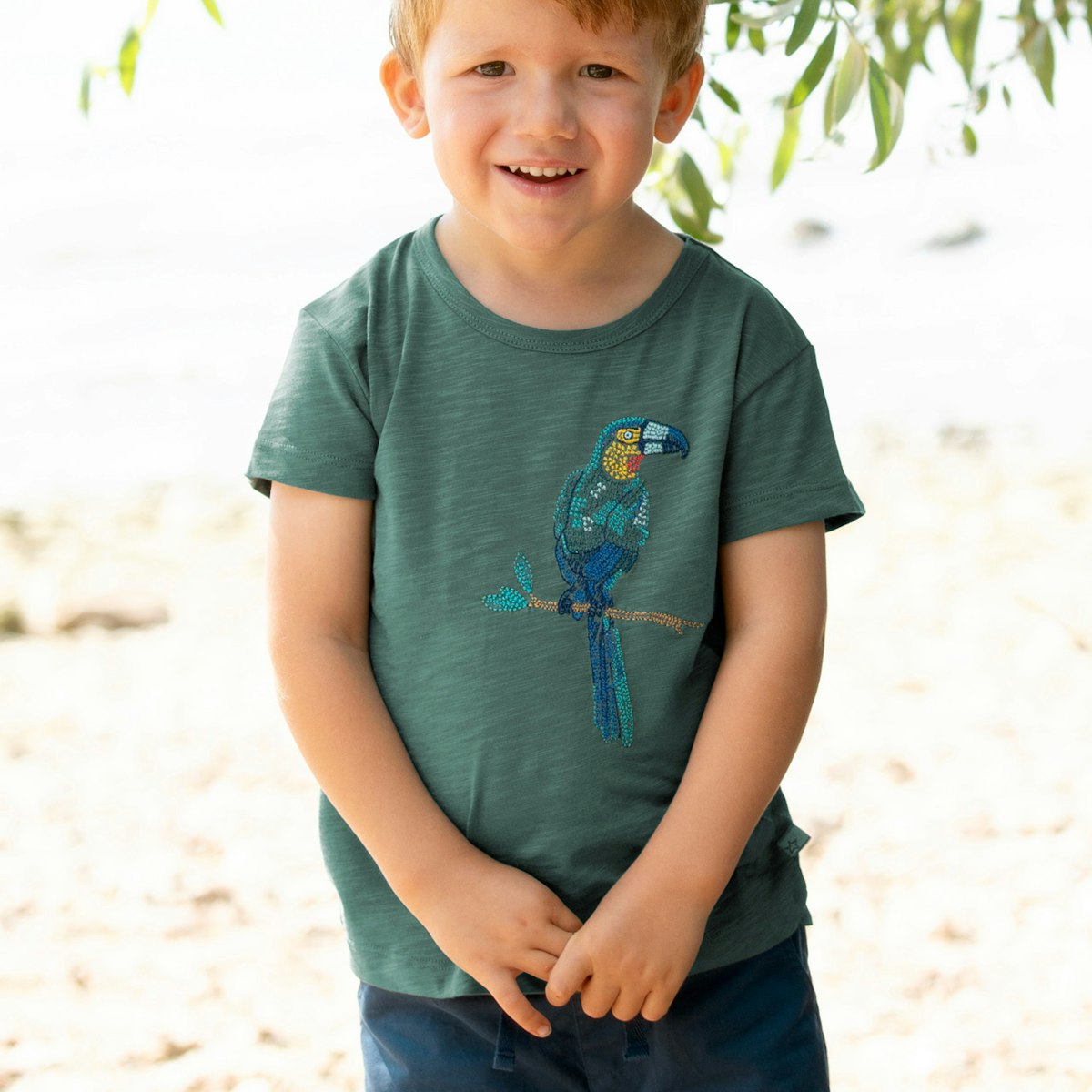Weiches T-Shirt Tukan-Stickerei petrol 122/128 Weiches T-Shirt Tukan-Stickerei petrol 122/128