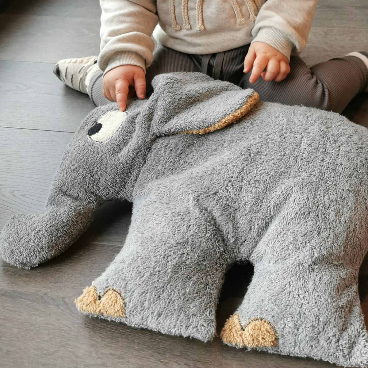 XL Elefant Kissen und Kuscheltier 43x30 cm XL Elefant Kissen und Kuscheltier 43x30 cm