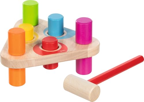 goki 58339 - Hammerbank Regenbogenfarben aus Holz, Dreieckiges Holzspielzeug für Kinder, Motorikspielzeug mit 6 Klötzen und Hammer, Pädagogisches Lernspielzeug, Made in Germany, 7-er Set, ab 1 Jahr von goki